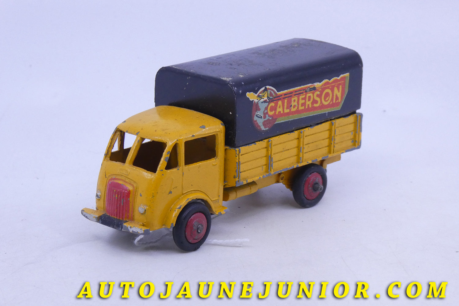 Le Dinky Toys Ford camion bâché "Calberson" type 1 à pneus (seconde bache ç est en vente sur Auto Jaune Junior ! Découvrez nos collections de diecast Dinky-Toys, Corgi, Corgi-Toys, Solido, Norev… AutoJaune Junior ; Retrouvez AutoJauneJunior au magasin AutoJaune Paris, ouvert en 1984 par Vincent Espinasse. 