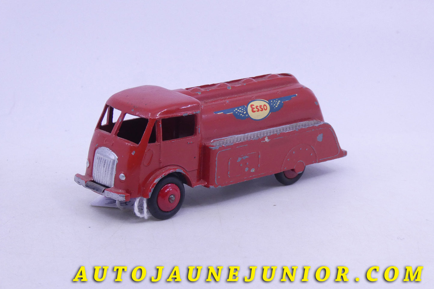 Le Dinky Toys Ford Camion Citerne Esso est en vente sur Auto Jaune Junior ! Découvrez nos collections de diecast Dinky-Toys, Corgi, Corgi-Toys, Solido, Norev… AutoJaune Junior ; Retrouvez AutoJauneJunior au magasin AutoJaune Paris, ouvert en 1984 par Vincent Espinasse. 