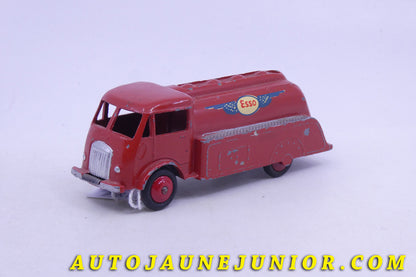 Le Dinky Toys Ford Camion Citerne Esso est en vente sur Auto Jaune Junior ! Découvrez nos collections de diecast Dinky-Toys, Corgi, Corgi-Toys, Solido, Norev… AutoJaune Junior ; Retrouvez AutoJauneJunior au magasin AutoJaune Paris, ouvert en 1984 par Vincent Espinasse. 