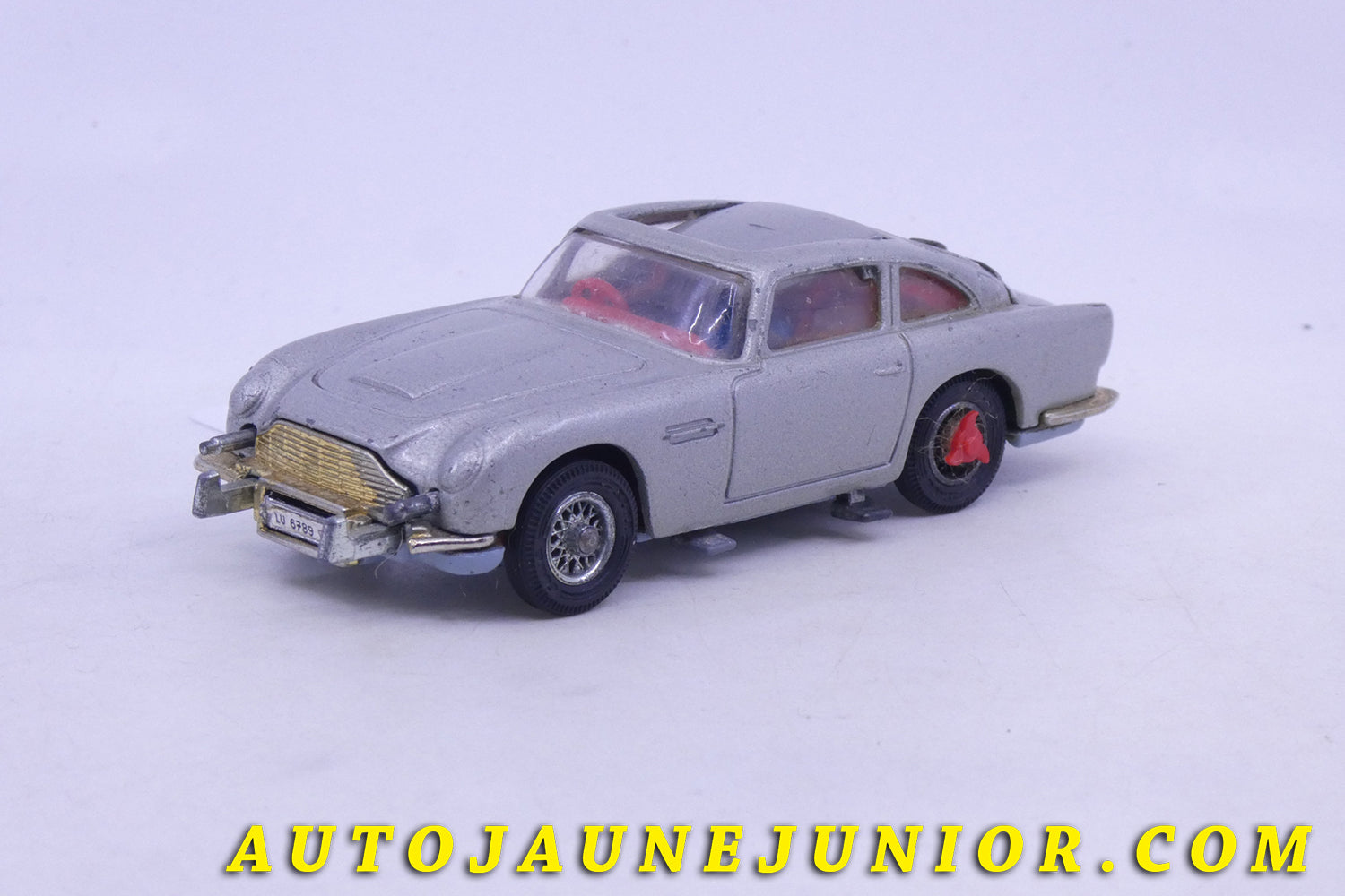Le Corgi Toys Aston Martin DB5 - James Bond est en vente sur Auto Jaune Junior ! Découvrez nos collections de diecast Dinky-Toys, Corgi, Corgi-Toys, Solido, Norev… AutoJaune Junior ; Retrouvez AutoJauneJunior au magasin AutoJaune Paris, ouvert en 1984 par Vincent Espinasse. 