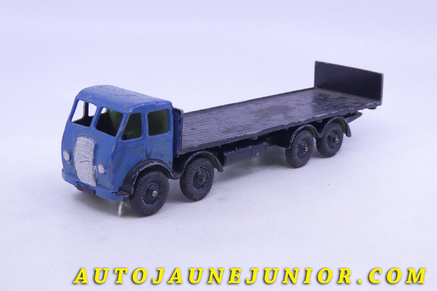 Le Dinky Toys Foden Mk 1 plateau dosseret est en vente sur Auto Jaune Junior ! Découvrez nos collections de diecast Dinky-Toys, Corgi, Corgi-Toys, Solido, Norev… AutoJaune Junior ; Retrouvez AutoJauneJunior au magasin AutoJaune Paris, ouvert en 1984 par Vincent Espinasse. 