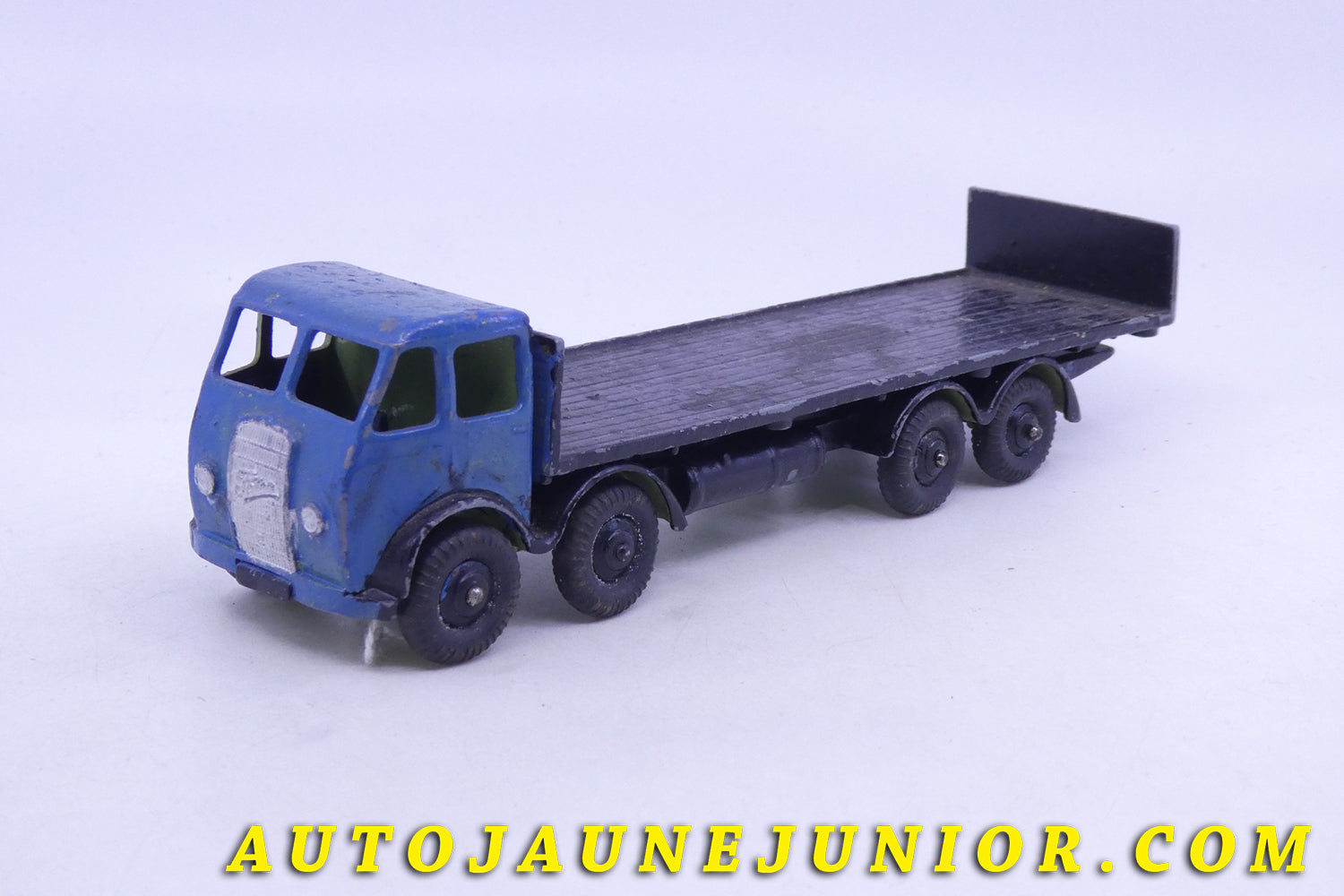 Le Dinky Toys Foden Mk 1 plateau dosseret est en vente sur Auto Jaune Junior ! Découvrez nos collections de diecast Dinky-Toys, Corgi, Corgi-Toys, Solido, Norev… AutoJaune Junior ; Retrouvez AutoJauneJunior au magasin AutoJaune Paris, ouvert en 1984 par Vincent Espinasse. 