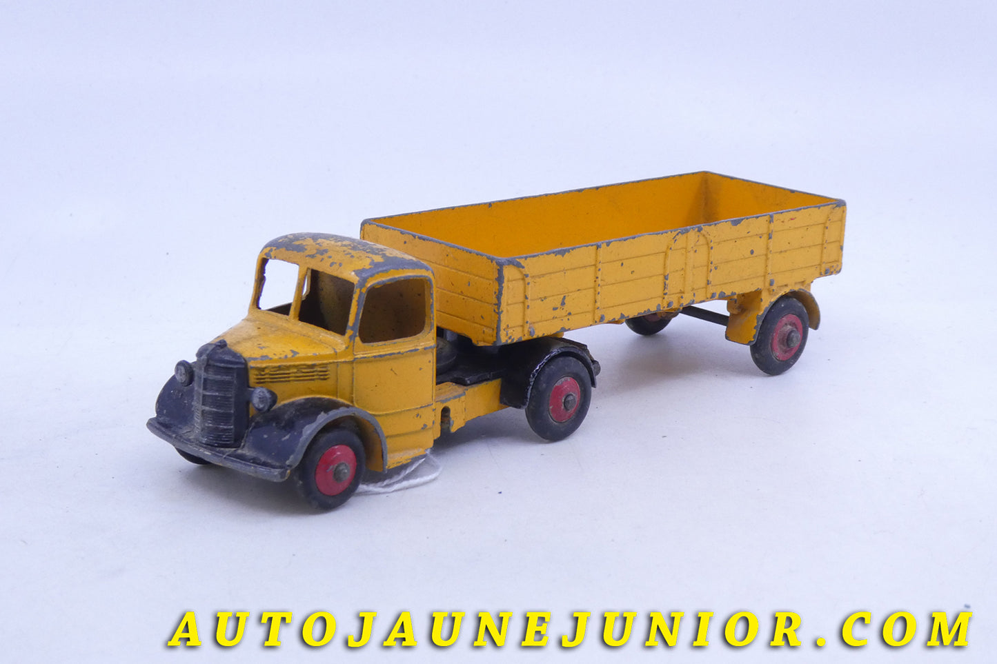 Le Dinky Toys Bedford O tracteur semi remorque ridelles est en vente sur Auto Jaune Junior ! Découvrez nos collections de diecast Dinky-Toys, Corgi, Corgi-Toys, Solido, Norev… AutoJaune Junior ; Retrouvez AutoJauneJunior au magasin AutoJaune Paris, ouvert en 1984 par Vincent Espinasse. 