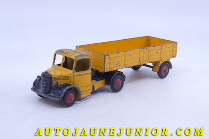 Le Dinky Toys Bedford O tracteur semi remorque ridelles est en vente sur Auto Jaune Junior ! Découvrez nos collections de diecast Dinky-Toys, Corgi, Corgi-Toys, Solido, Norev… AutoJaune Junior ; Retrouvez AutoJauneJunior au magasin AutoJaune Paris, ouvert en 1984 par Vincent Espinasse. 