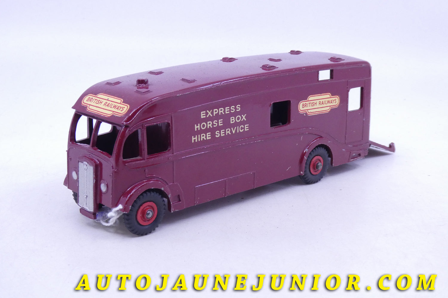 Le Dinky Toys Camion camion fourgon transport de chevaux "British Railways" est en vente sur Auto Jaune Junior ! Découvrez nos collections de diecast Dinky-Toys, Corgi, Corgi-Toys, Solido, Norev… AutoJaune Junior ; Retrouvez AutoJauneJunior au magasin AutoJaune Paris, ouvert en 1984 par Vincent Espinasse. 