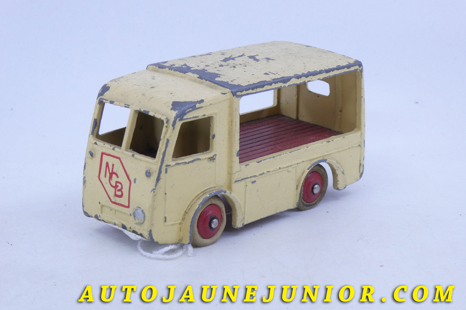 Le Dinky Toys Walker camionette éléctrique NCB est en vente sur Auto Jaune Junior ! Découvrez nos collections de diecast Dinky-Toys, Corgi, Corgi-Toys, Solido, Norev… AutoJaune Junior ; Retrouvez AutoJauneJunior au magasin AutoJaune Paris, ouvert en 1984 par Vincent Espinasse. 