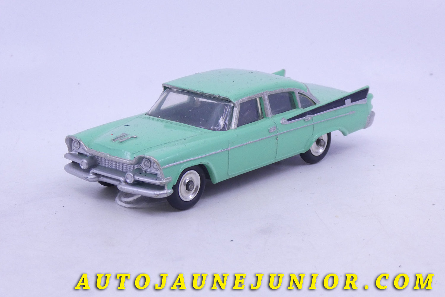 Le Dinky Toys Dodge Royal Sedan est en vente sur Auto Jaune Junior ! Découvrez nos collections de diecast Dinky-Toys, Corgi, Corgi-Toys, Solido, Norev… AutoJaune Junior ; Retrouvez AutoJauneJunior au magasin AutoJaune Paris, ouvert en 1984 par Vincent Espinasse. 
