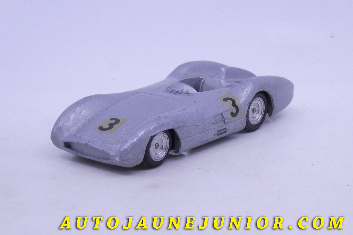 Le Märklin Mercedes W196 monoplace carénée (avec numéros de course) est en vente sur Auto Jaune Junior ! Découvrez nos collections de diecast Dinky-Toys, Corgi, Corgi-Toys, Solido, Norev… AutoJaune Junior ; Retrouvez AutoJauneJunior au magasin AutoJaune Paris, ouvert en 1984 par Vincent Espinasse. 