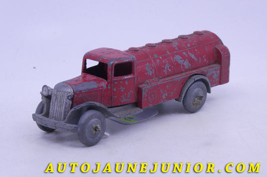 Le Dinky Toys Camion Citerne Type 2 (rare version sans décalque ! ) est en vente sur Auto Jaune Junior ! Découvrez nos collections de diecast Dinky-Toys, Corgi, Corgi-Toys, Solido, Norev… AutoJaune Junior ; Retrouvez AutoJauneJunior au magasin AutoJaune Paris, ouvert en 1984 par Vincent Espinasse. 