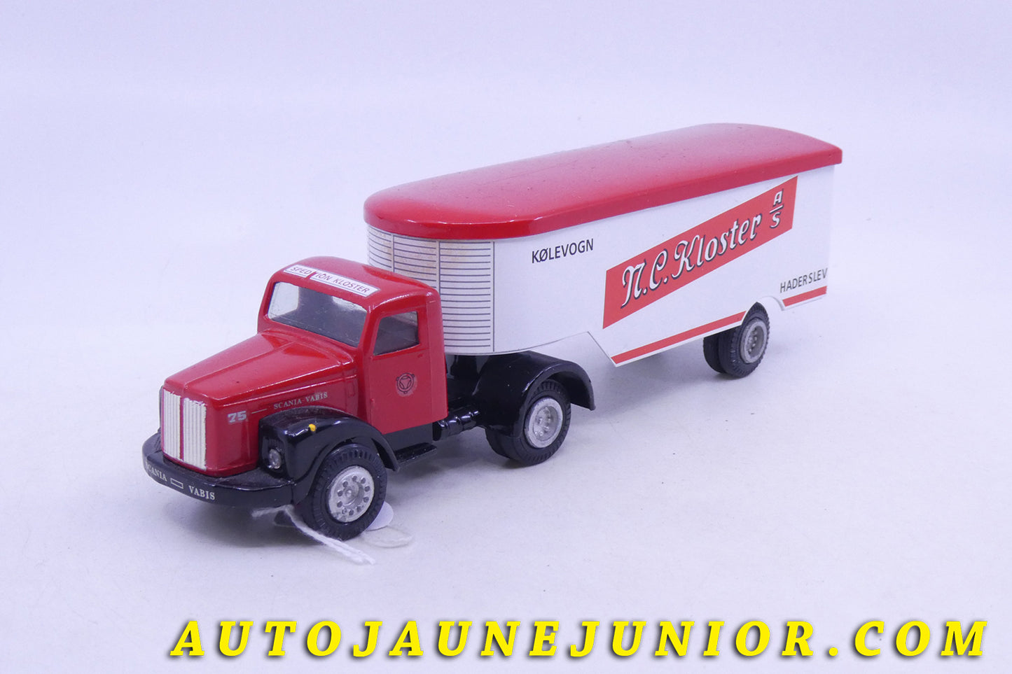 Le Tekno Scania  75 tracteur semi remorque fourgon "NC-Kloster" (Version restaurée) est en vente sur Auto Jaune Junior ! Découvrez nos collections de diecast Dinky-Toys, Corgi, Corgi-Toys, Solido, Norev… AutoJaune Junior ; Retrouvez AutoJauneJunior au magasin AutoJaune Paris, ouvert en 1984 par Vincent Espinasse. 