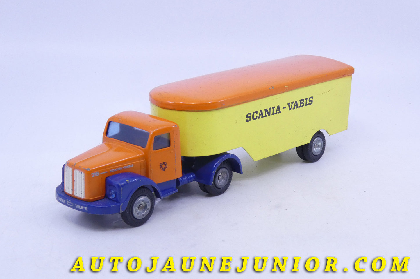 Le Tekno Scania  76 tracteur semi remorque fourgon tôlé "Scania Vabis" est en vente sur Auto Jaune Junior ! Découvrez nos collections de diecast Dinky-Toys, Corgi, Corgi-Toys, Solido, Norev… AutoJaune Junior ; Retrouvez AutoJauneJunior au magasin AutoJaune Paris, ouvert en 1984 par Vincent Espinasse. 