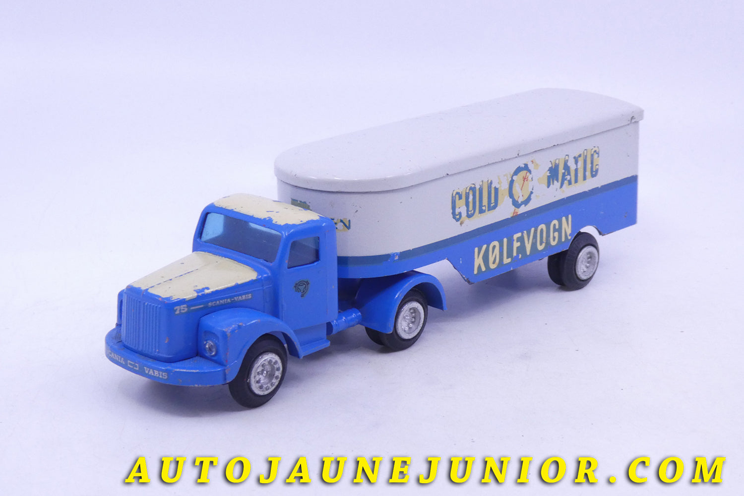 Le Tekno Scania 75 tracteur semi remorque fourgon Cold O Matic est en vente sur Auto Jaune Junior ! Découvrez nos collections de diecast Dinky-Toys, Corgi, Corgi-Toys, Solido, Norev… AutoJaune Junior ; Retrouvez AutoJauneJunior au magasin AutoJaune Paris, ouvert en 1984 par Vincent Espinasse. 
