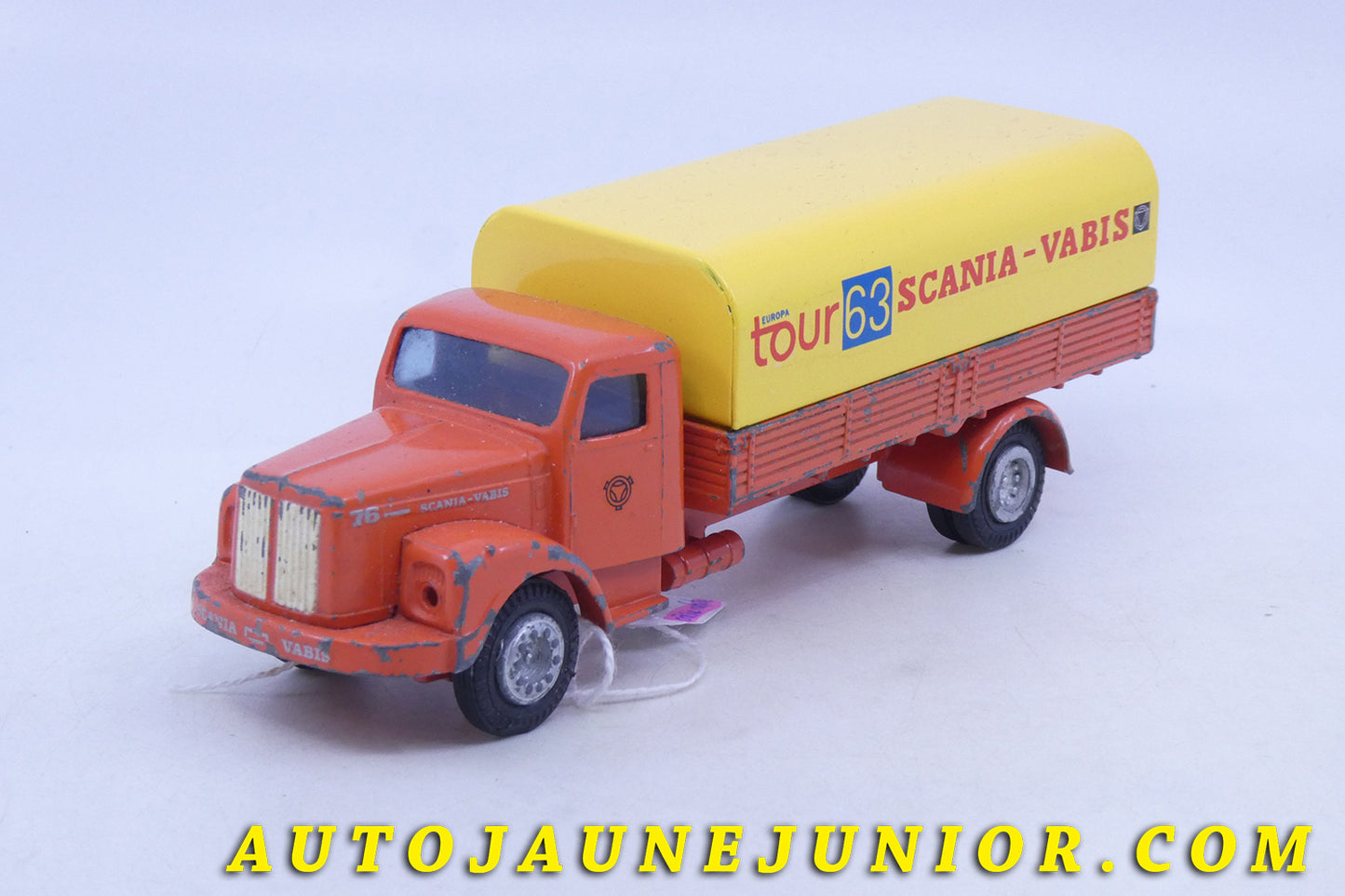 Le Tekno Scania 76 ridelles bâché "Scania Vabis Europa Tour 63" est en vente sur Auto Jaune Junior ! Découvrez nos collections de diecast Dinky-Toys, Corgi, Corgi-Toys, Solido, Norev… AutoJaune Junior ; Retrouvez AutoJauneJunior au magasin AutoJaune Paris, ouvert en 1984 par Vincent Espinasse. 