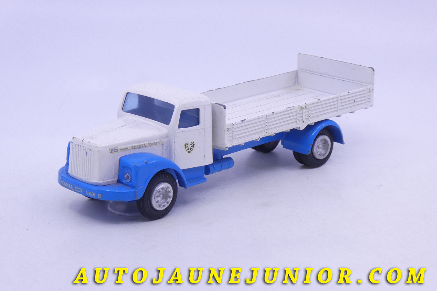 Le Tekno Scania 76 porteur ridelles  Laitier Scania Vabis est en vente sur Auto Jaune Junior ! Découvrez nos collections de diecast Dinky-Toys, Corgi, Corgi-Toys, Solido, Norev… AutoJaune Junior ; Retrouvez AutoJauneJunior au magasin AutoJaune Paris, ouvert en 1984 par Vincent Espinasse. 