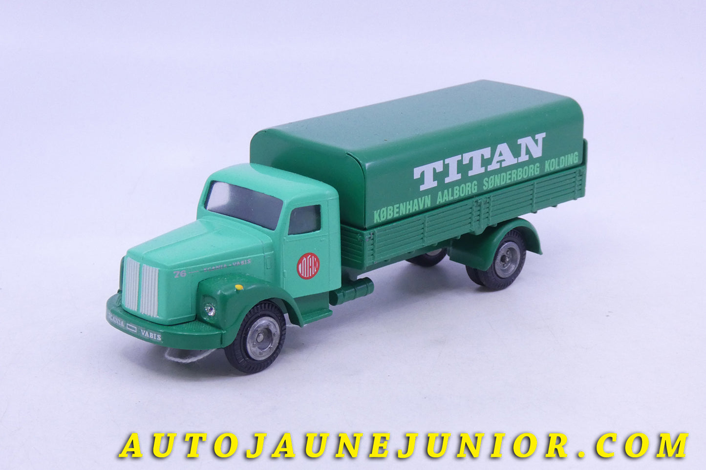 Le Tekno Scania 76 porteur ridelles bâché Titan  est en vente sur Auto Jaune Junior ! Découvrez nos collections de diecast Dinky-Toys, Corgi, Corgi-Toys, Solido, Norev… AutoJaune Junior ; Retrouvez AutoJauneJunior au magasin AutoJaune Paris, ouvert en 1984 par Vincent Espinasse. 
