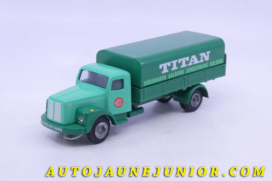 Le Tekno Scania 76 porteur ridelles bâché Titan  est en vente sur Auto Jaune Junior ! Découvrez nos collections de diecast Dinky-Toys, Corgi, Corgi-Toys, Solido, Norev… AutoJaune Junior ; Retrouvez AutoJauneJunior au magasin AutoJaune Paris, ouvert en 1984 par Vincent Espinasse. 