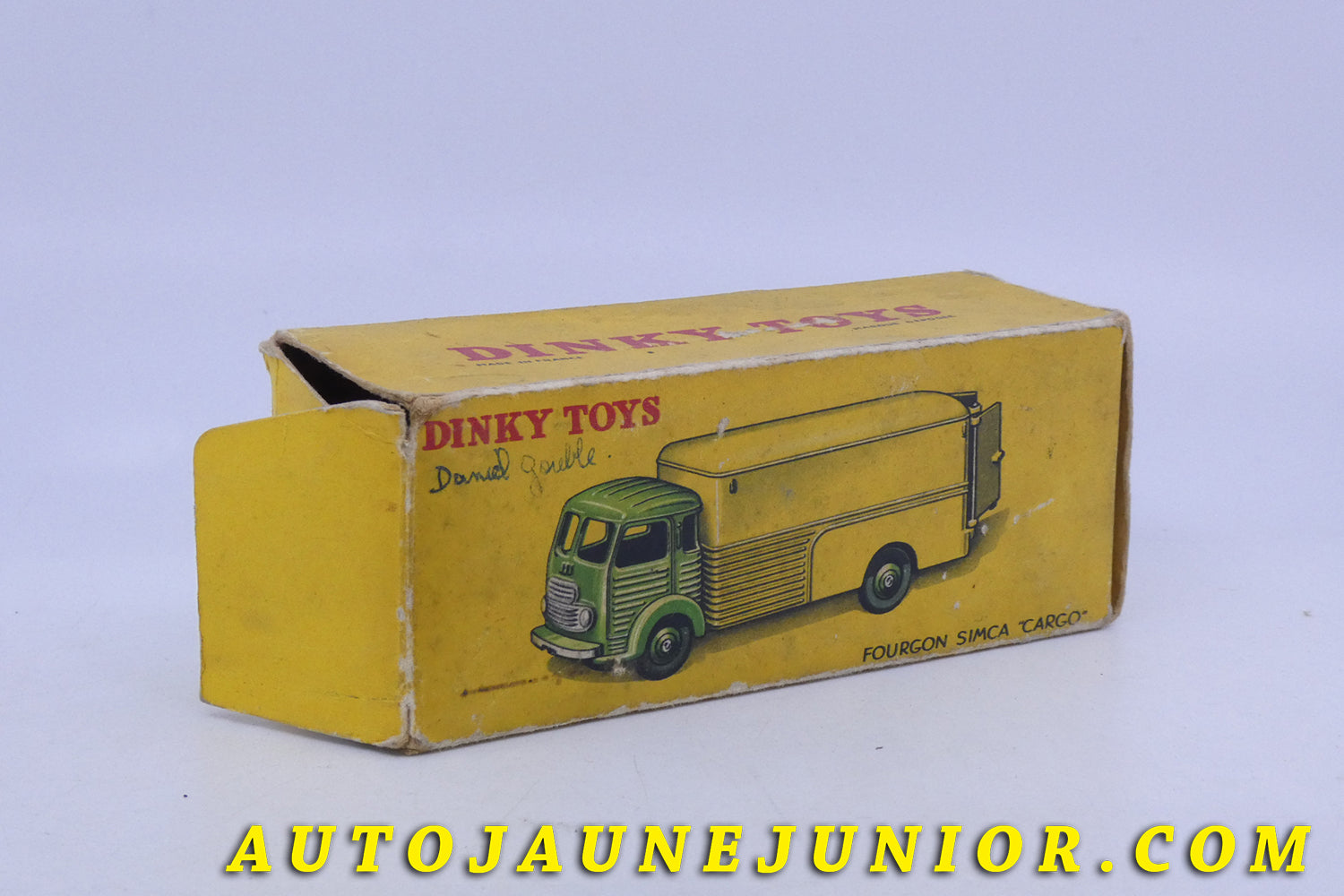Le Dinky Toys Simca Fourgon Cargo est en vente sur Auto Jaune Junior ! Découvrez nos collections de diecast Dinky-Toys, Corgi, Corgi-Toys, Solido, Norev… AutoJaune Junior ; Retrouvez AutoJauneJunior au magasin AutoJaune Paris, ouvert en 1984 par Vincent Espinasse. 