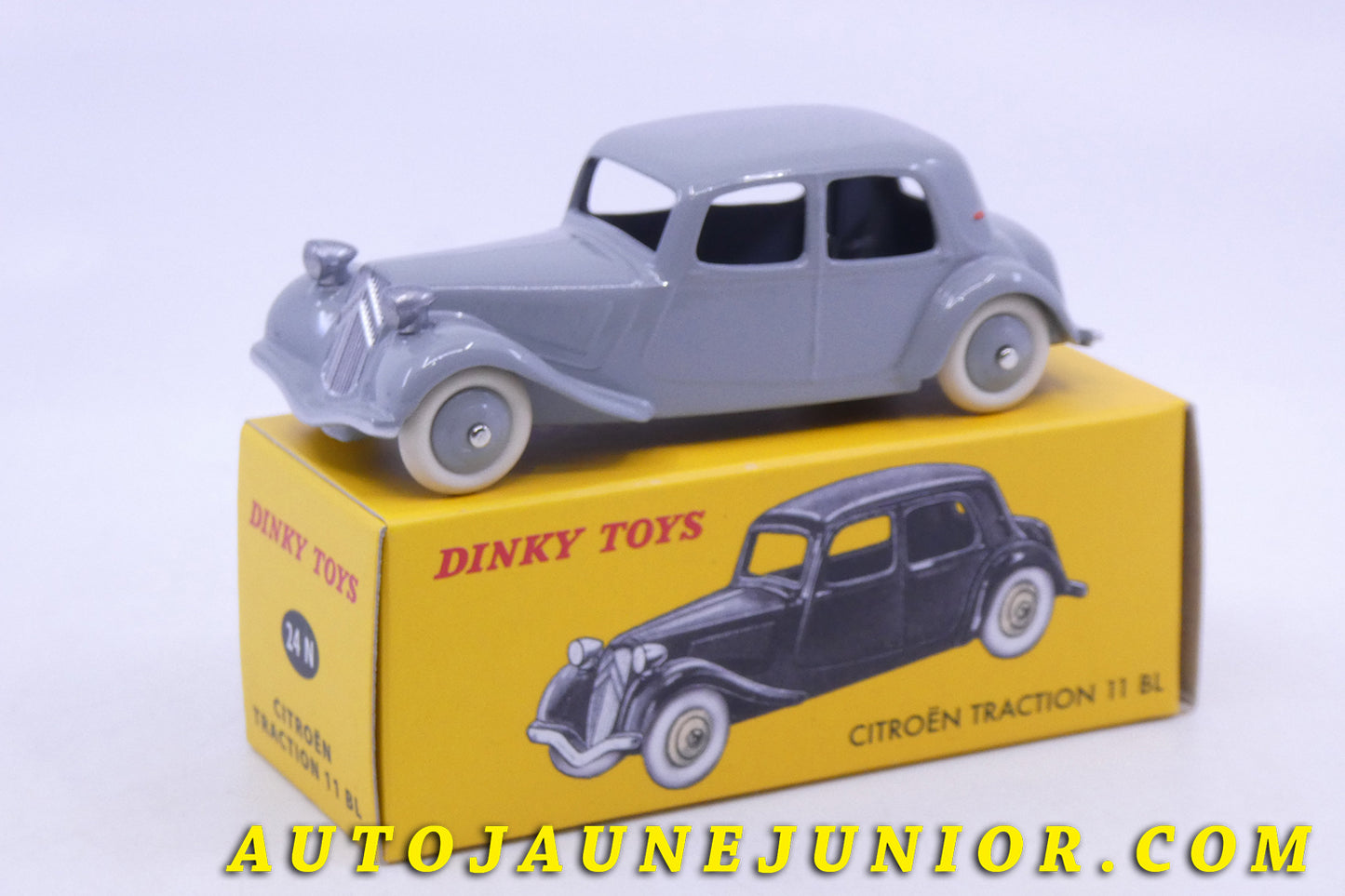 Le Atlas Citroën Traction 11BL est en vente sur Auto Jaune Junior ! Découvrez nos collections de diecast Dinky-Toys, Corgi, Corgi-Toys, Solido, Norev… AutoJaune Junior ; Retrouvez AutoJauneJunior au magasin AutoJaune Paris, ouvert en 1984 par Vincent Espinasse. 