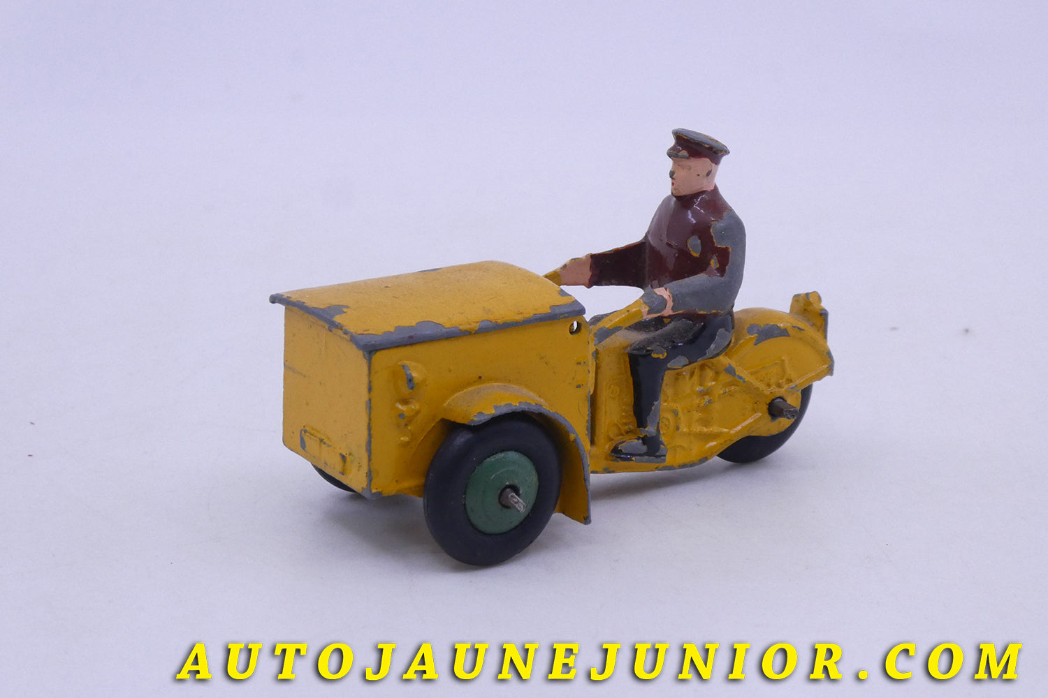 Le Dinky Toys Deux Roues Triporteur est en vente sur Auto Jaune Junior ! Découvrez nos collections de diecast Dinky-Toys, Corgi, Corgi-Toys, Solido, Norev… AutoJaune Junior ; Retrouvez AutoJauneJunior au magasin AutoJaune Paris, ouvert en 1984 par Vincent Espinasse. 