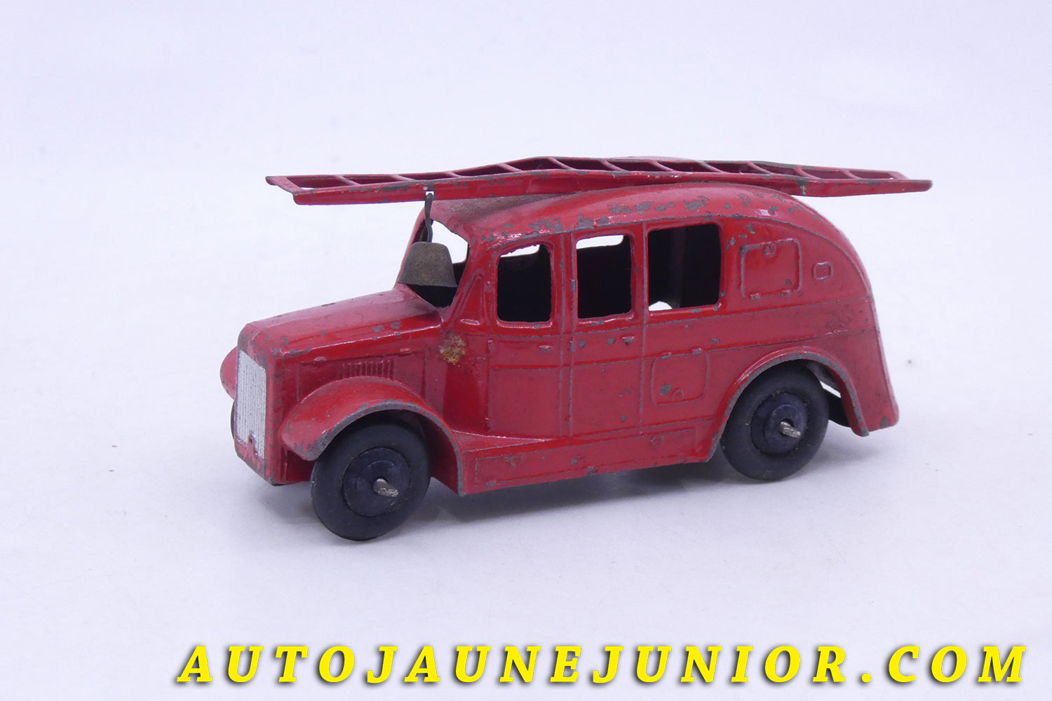 Le Dinky Toys Dennis Fourgon pompier aérodynamique est en vente sur Auto Jaune Junior ! Découvrez nos collections de diecast Dinky-Toys, Corgi, Corgi-Toys, Solido, Norev… AutoJaune Junior ; Retrouvez AutoJauneJunior au magasin AutoJaune Paris, ouvert en 1984 par Vincent Espinasse. 