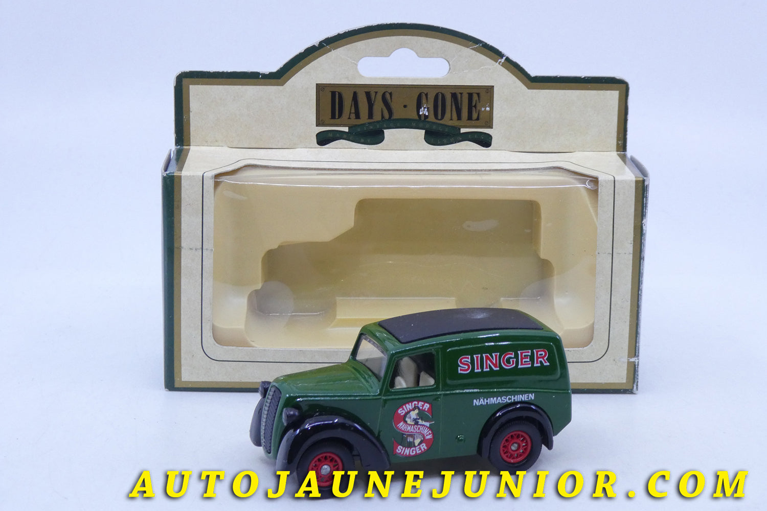 Le Days Gone Morris 1950 Z Van "Singer" est en vente sur Auto Jaune Junior ! Découvrez nos collections de diecast Dinky-Toys, Corgi, Corgi-Toys, Solido, Norev… AutoJaune Junior ; Retrouvez AutoJauneJunior au magasin AutoJaune Paris, ouvert en 1984 par Vincent Espinasse. 