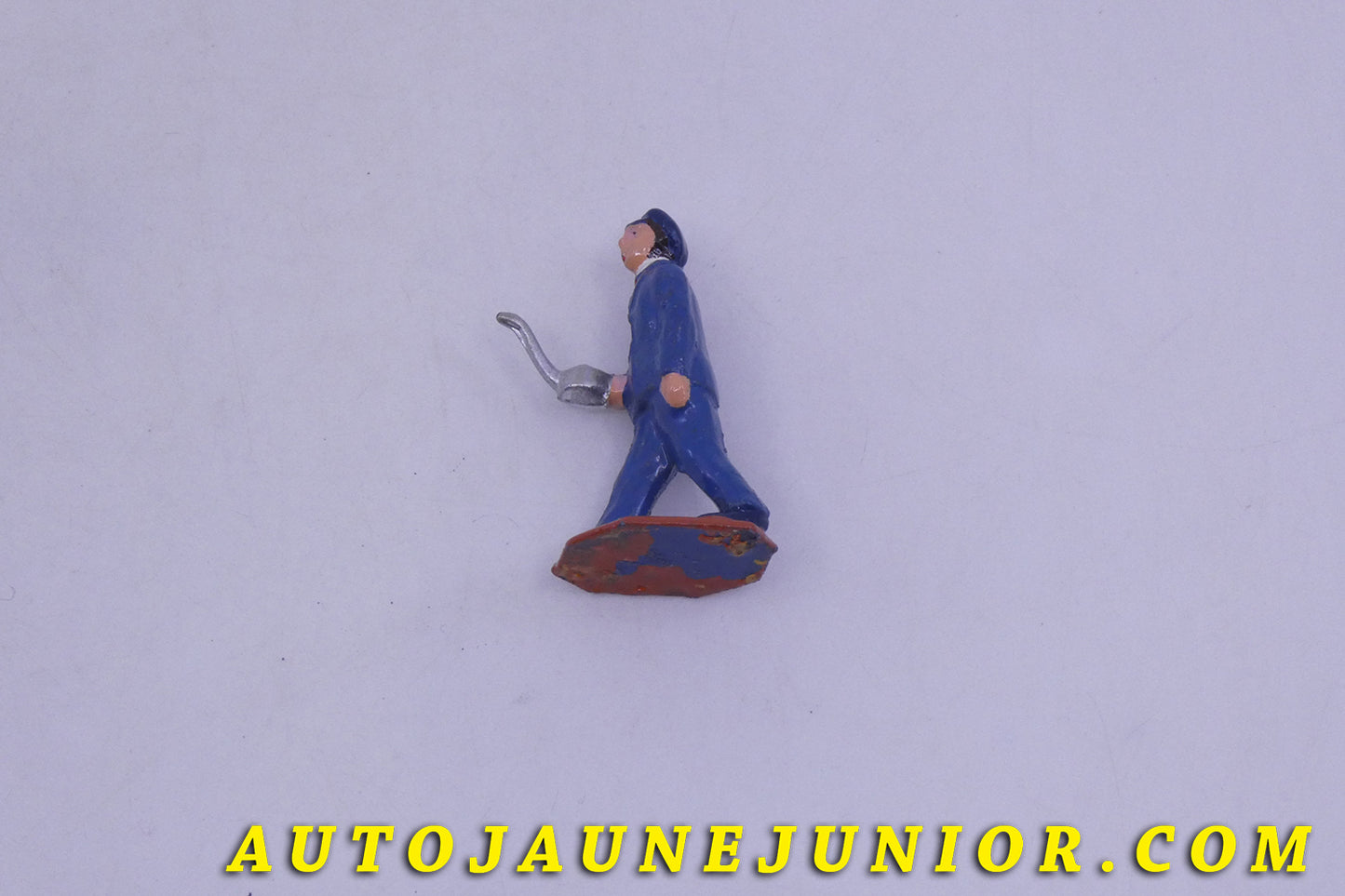Le Dinky Toys Personnage Mécanicien avec burette d'huile est en vente sur Auto Jaune Junior ! Découvrez nos collections de diecast Dinky-Toys, Corgi, Corgi-Toys, Solido, Norev… AutoJaune Junior ; Retrouvez AutoJauneJunior au magasin AutoJaune Paris, ouvert en 1984 par Vincent Espinasse. 
