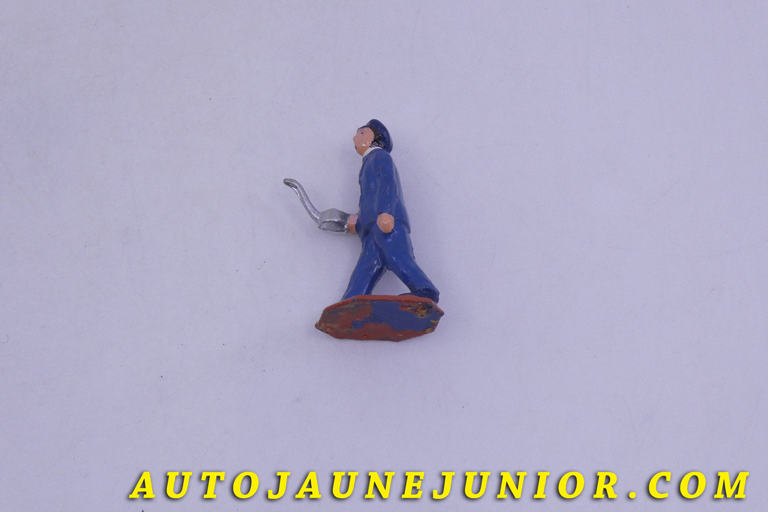 Le Dinky Toys Personnage Mécanicien avec burette d'huile est en vente sur Auto Jaune Junior ! Découvrez nos collections de diecast Dinky-Toys, Corgi, Corgi-Toys, Solido, Norev… AutoJaune Junior ; Retrouvez AutoJauneJunior au magasin AutoJaune Paris, ouvert en 1984 par Vincent Espinasse. 