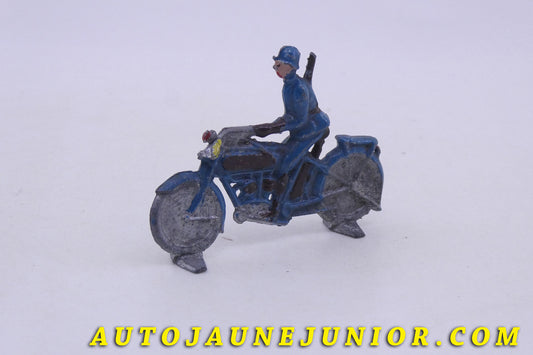 Le Germany Moto solo civil est en vente sur Auto Jaune Junior ! Découvrez nos collections de diecast Dinky-Toys, Corgi, Corgi-Toys, Solido, Norev… AutoJaune Junior ; Retrouvez AutoJauneJunior au magasin AutoJaune Paris, ouvert en 1984 par Vincent Espinasse. 