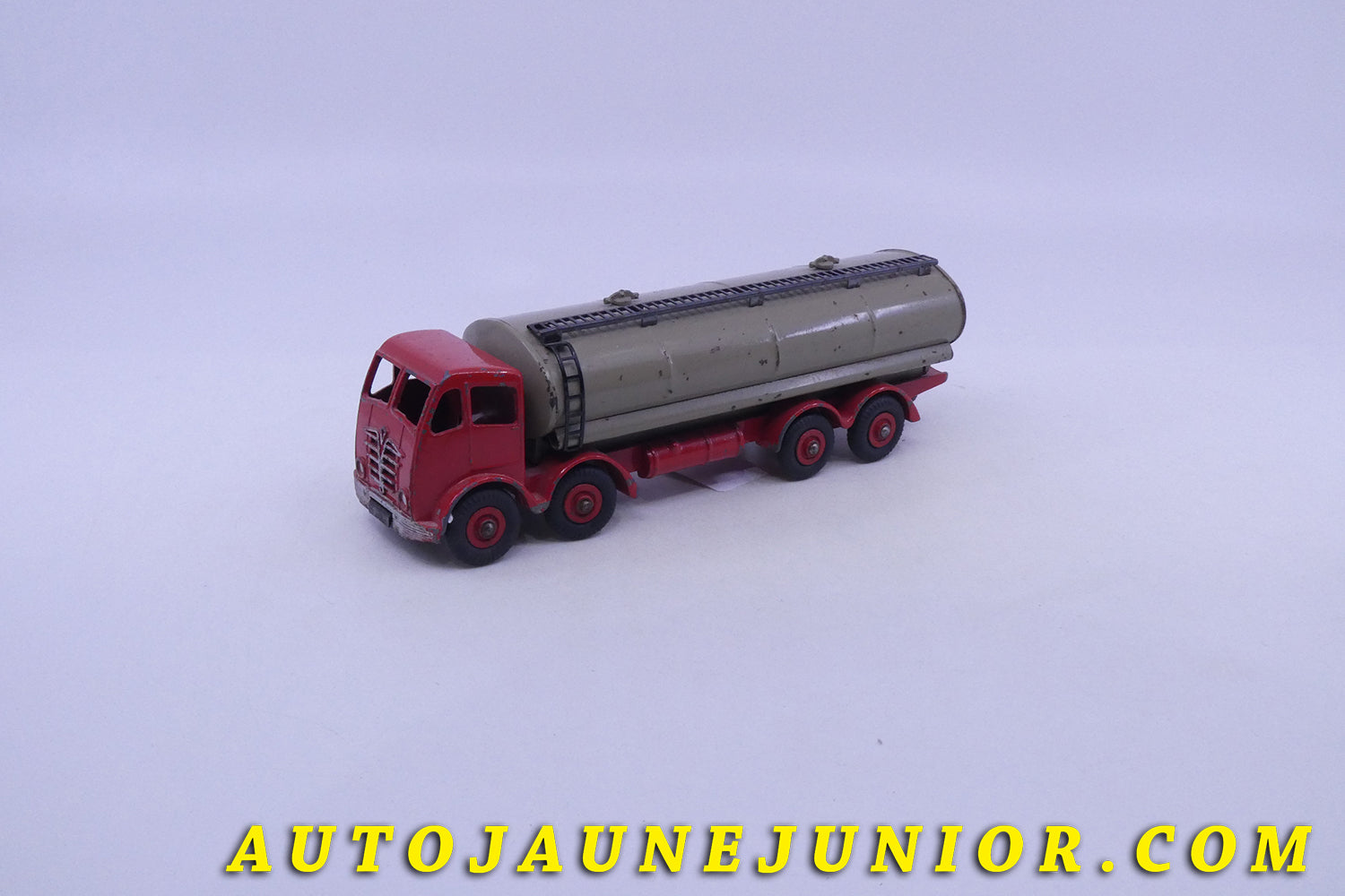 Le Dinky Toys Foden Mk2 camion citerne est en vente sur Auto Jaune Junior ! Découvrez nos collections de diecast Dinky-Toys, Corgi, Corgi-Toys, Solido, Norev… AutoJaune Junior ; Retrouvez AutoJauneJunior au magasin AutoJaune Paris, ouvert en 1984 par Vincent Espinasse. 