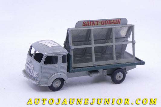 Le Dinky Toys Simca Cargo plateau miroitier Saint Gobain est en vente sur Auto Jaune Junior ! Découvrez nos collections de diecast Dinky-Toys, Corgi, Corgi-Toys, Solido, Norev… AutoJaune Junior ; Retrouvez AutoJauneJunior au magasin AutoJaune Paris, ouvert en 1984 par Vincent Espinasse. 