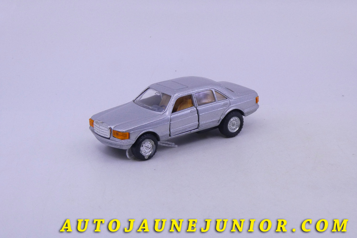 Le Singapore Mercedes 500 berline est en vente sur Auto Jaune Junior ! Découvrez nos collections de diecast Dinky-Toys, Corgi, Corgi-Toys, Solido, Norev… AutoJaune Junior ; Retrouvez AutoJauneJunior au magasin AutoJaune Paris, ouvert en 1984 par Vincent Espinasse. 