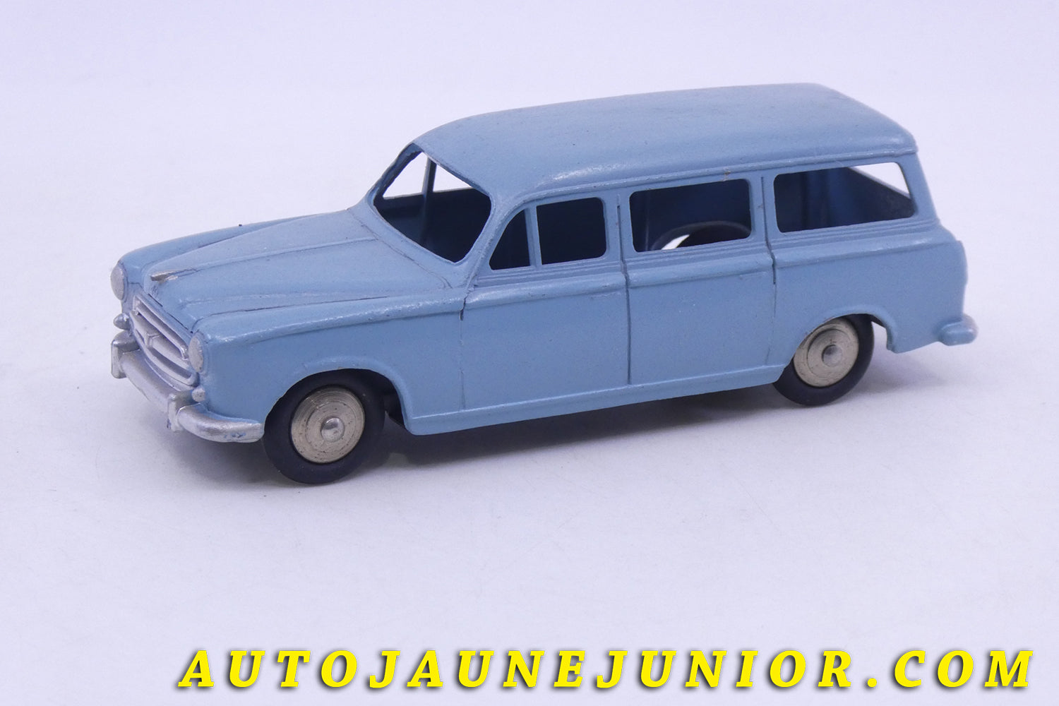 Le Dinky Toys Peugeot 403 Break Familial est en vente sur Auto Jaune Junior ! Découvrez nos collections de diecast Dinky-Toys, Corgi, Corgi-Toys, Solido, Norev… AutoJaune Junior ; Retrouvez AutoJauneJunior au magasin AutoJaune Paris, ouvert en 1984 par Vincent Espinasse. 