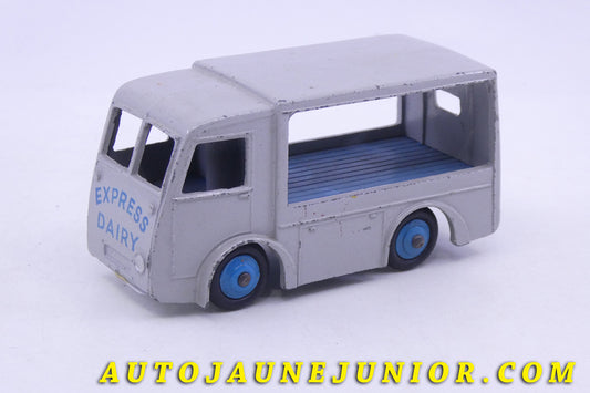 Le Dinky Toys Walker Camionnette électrique NCB Expres Dairy est en vente sur Auto Jaune Junior ! Découvrez nos collections de diecast Dinky-Toys, Corgi, Corgi-Toys, Solido, Norev… AutoJaune Junior ; Retrouvez AutoJauneJunior au magasin AutoJaune Paris, ouvert en 1984 par Vincent Espinasse. 