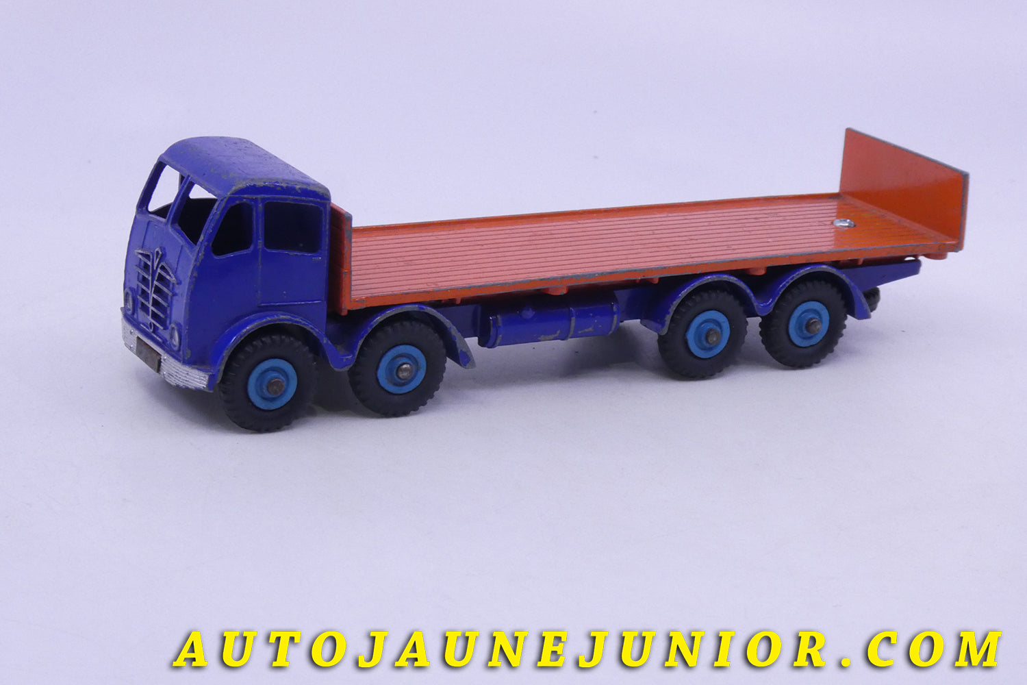 Le Dinky Toys Foden Camion Plateau Dosseret MKII  est en vente sur Auto Jaune Junior ! Découvrez nos collections de diecast Dinky-Toys, Corgi, Corgi-Toys, Solido, Norev… AutoJaune Junior ; Retrouvez AutoJauneJunior au magasin AutoJaune Paris, ouvert en 1984 par Vincent Espinasse. 