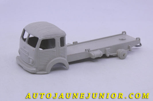 Le Dinky Toys Simca Cargo (Monobloc) est en vente sur Auto Jaune Junior ! Découvrez nos collections de diecast Dinky-Toys, Corgi, Corgi-Toys, Solido, Norev… AutoJaune Junior ; Retrouvez AutoJauneJunior au magasin AutoJaune Paris, ouvert en 1984 par Vincent Espinasse. 