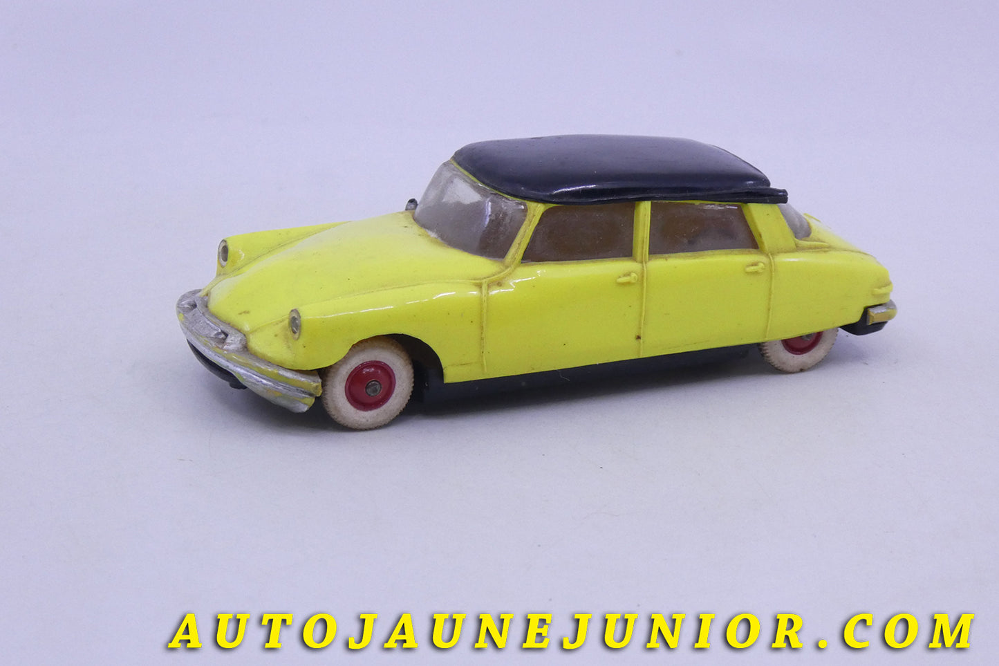 Le Norev Citroën DS 19 est en vente sur Auto Jaune Junior ! Découvrez nos collections de diecast Dinky-Toys, Corgi, Corgi-Toys, Solido, Norev… Retrouvez AutoJauneJunior au magasin AutoJaune Paris, ouvert en 1984 par Vincent Espinasse. 