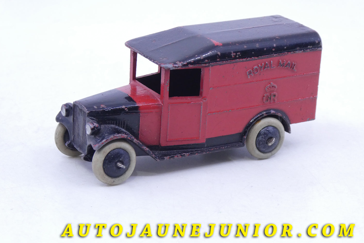 Le Dinky Toys Auto fourgon tôlé "Royal Mail" est en vente sur Auto Jaune Junior ! Découvrez nos collections de diecast Dinky-Toys, Corgi, Corgi-Toys, Solido, Norev… AutoJaune Junior ; Retrouvez AutoJauneJunior au magasin AutoJaune Paris, ouvert en 1984 par Vincent Espinasse. 