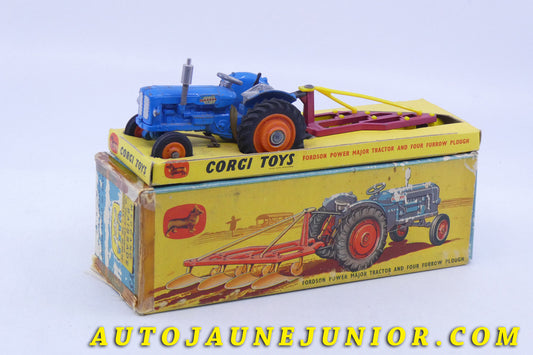 Le Corgi Toys Fordson Tracteur Power Major et lames est en vente sur Auto Jaune Junior ! Découvrez nos collections de diecast Dinky-Toys, Corgi, Corgi-Toys, Solido, Norev… AutoJaune Junior ; Retrouvez AutoJauneJunior au magasin AutoJaune Paris, ouvert en 1984 par Vincent Espinasse. 