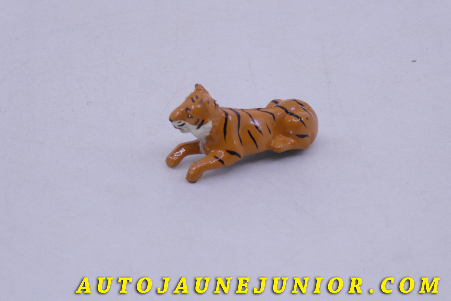 Le Dinky Toys Aucun Tigre Pinder est en vente sur Auto Jaune Junior ! Découvrez nos collections de diecast Dinky-Toys, Corgi, Corgi-Toys, Solido, Norev… AutoJaune Junior ; Retrouvez AutoJauneJunior au magasin AutoJaune Paris, ouvert en 1984 par Vincent Espinasse. 