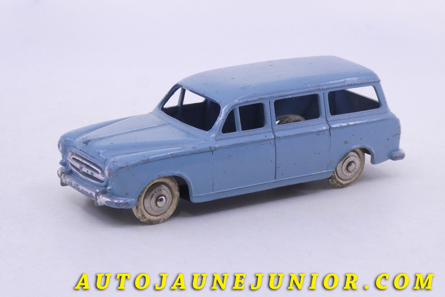 Le #2215 - Dinky Toys - Peugeot - 403 Familiale est en vente sur Auto Jaune Junior ! Découvrez nos collections de diecast Dinky-Toys, Corgi, Corgi-Toys, Solido, Norev… Découvrez notre magasin physique , AutoJaune Paris, ouvert en 1984 par Vincent Espinasse. 41 rue Cavendish, 75019 Paris. Tel : 01 42 40 61 23. Ouvert les mardi et vendredi de 13h à 19h. 