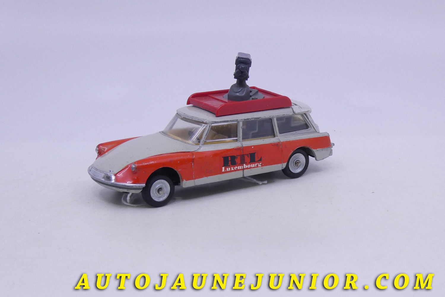 Le Dinky Toys Citroën ID 19 break RTL est en vente sur Auto Jaune Junior ! Découvrez nos collections de diecast Dinky-Toys, Corgi, Corgi-Toys, Solido, Norev… Retrouvez AutoJauneJunior au magasin AutoJaune Paris, ouvert en 1984 par Vincent Espinasse. 