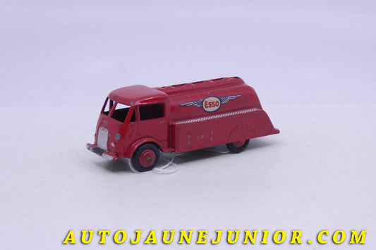 Le Dinky Toys Ford camion citerne Esso est en vente sur Auto Jaune Junior ! Découvrez nos collections de diecast Dinky-Toys, Corgi, Corgi-Toys, Solido, Norev… AutoJaune Junior ; Retrouvez AutoJauneJunior au magasin AutoJaune Paris, ouvert en 1984 par Vincent Espinasse. 