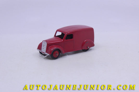 Le Dinky Toys Auto fourgonnette tôlé est en vente sur Auto Jaune Junior ! Découvrez nos collections de diecast Dinky-Toys, Corgi, Corgi-Toys, Solido, Norev… AutoJaune Junior ; Retrouvez AutoJauneJunior au magasin AutoJaune Paris, ouvert en 1984 par Vincent Espinasse. 