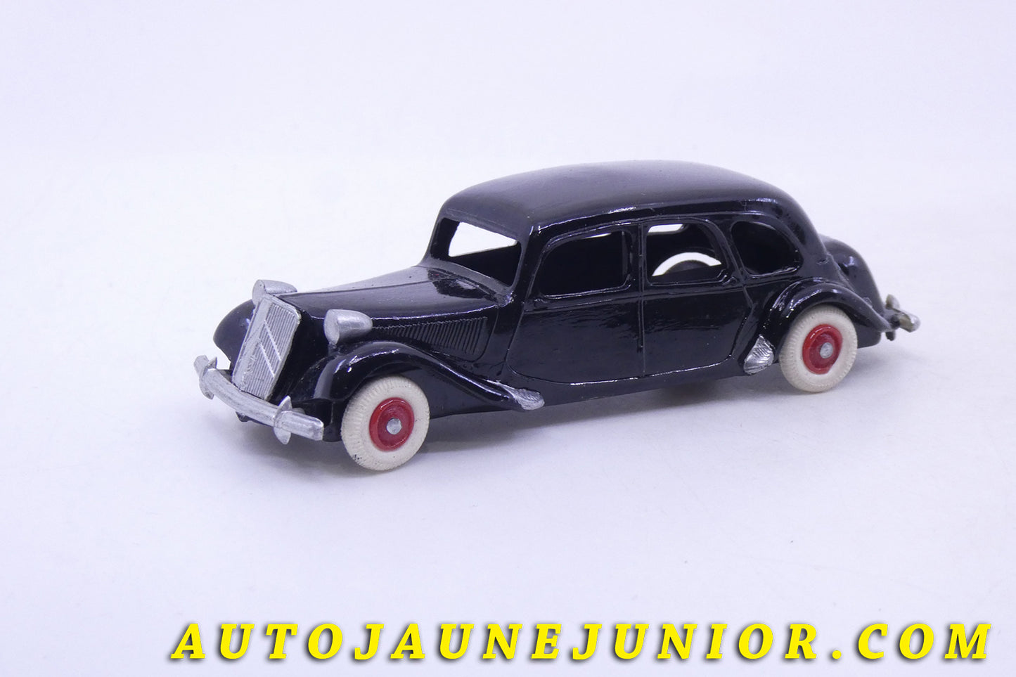 Le Norev Citroën 15cv Traction avant est en vente sur Auto Jaune Junior ! Découvrez nos collections de diecast Dinky-Toys, Corgi, Corgi-Toys, Solido, Norev… AutoJaune Junior ; Retrouvez AutoJauneJunior au magasin AutoJaune Paris, ouvert en 1984 par Vincent Espinasse. 