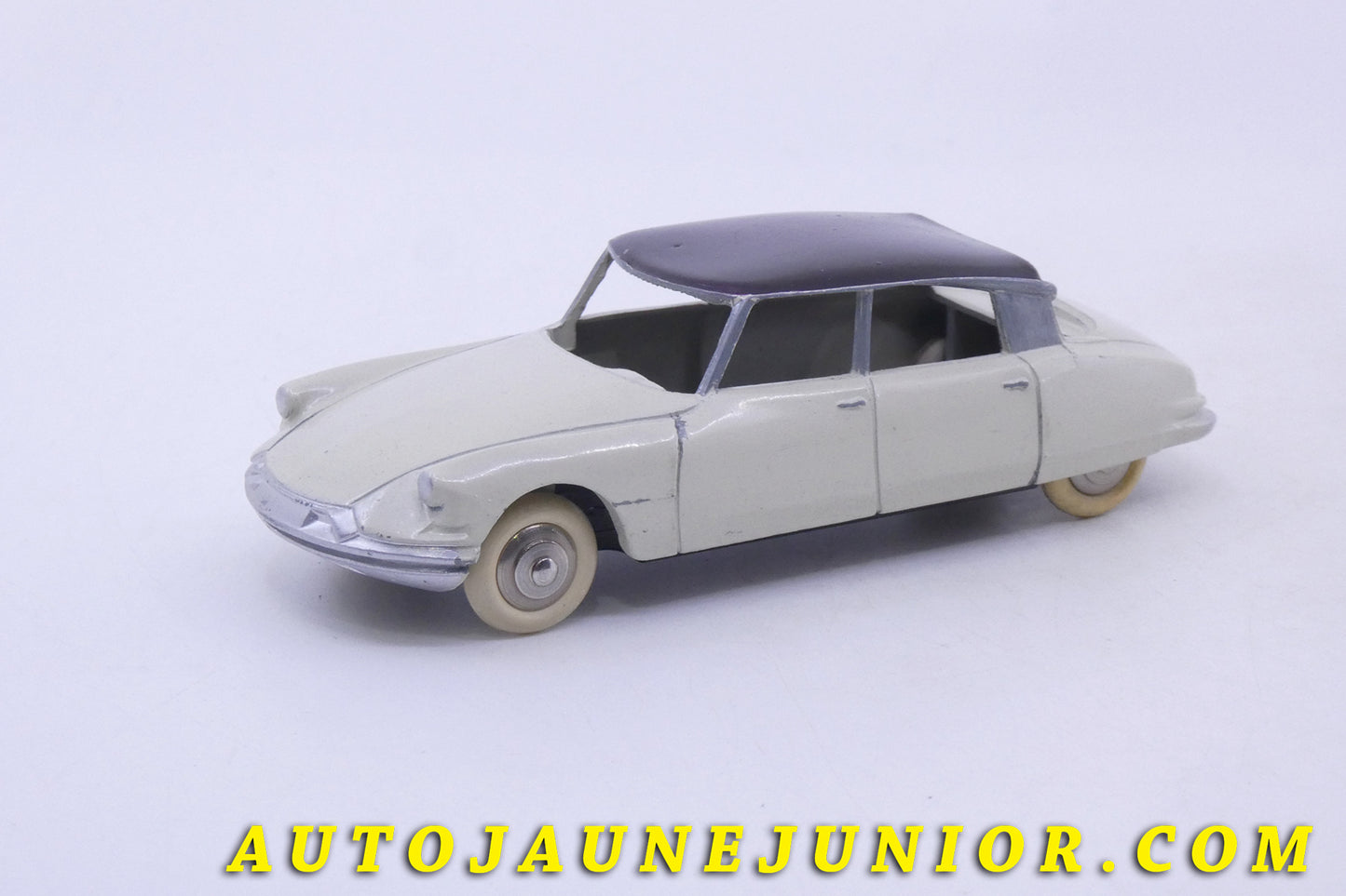 Le Dinky Toys Citroën DS19 est en vente sur Auto Jaune Junior ! Découvrez nos collections de diecast Dinky-Toys, Corgi, Corgi-Toys, Solido, Norev… AutoJaune Junior ; Retrouvez AutoJauneJunior au magasin AutoJaune Paris, ouvert en 1984 par Vincent Espinasse. 