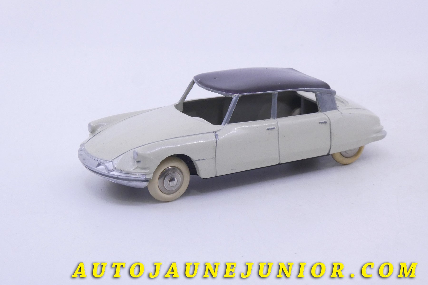 Le Dinky Toys Citroën DS19 est en vente sur Auto Jaune Junior ! Découvrez nos collections de diecast Dinky-Toys, Corgi, Corgi-Toys, Solido, Norev… AutoJaune Junior ; Retrouvez AutoJauneJunior au magasin AutoJaune Paris, ouvert en 1984 par Vincent Espinasse. 