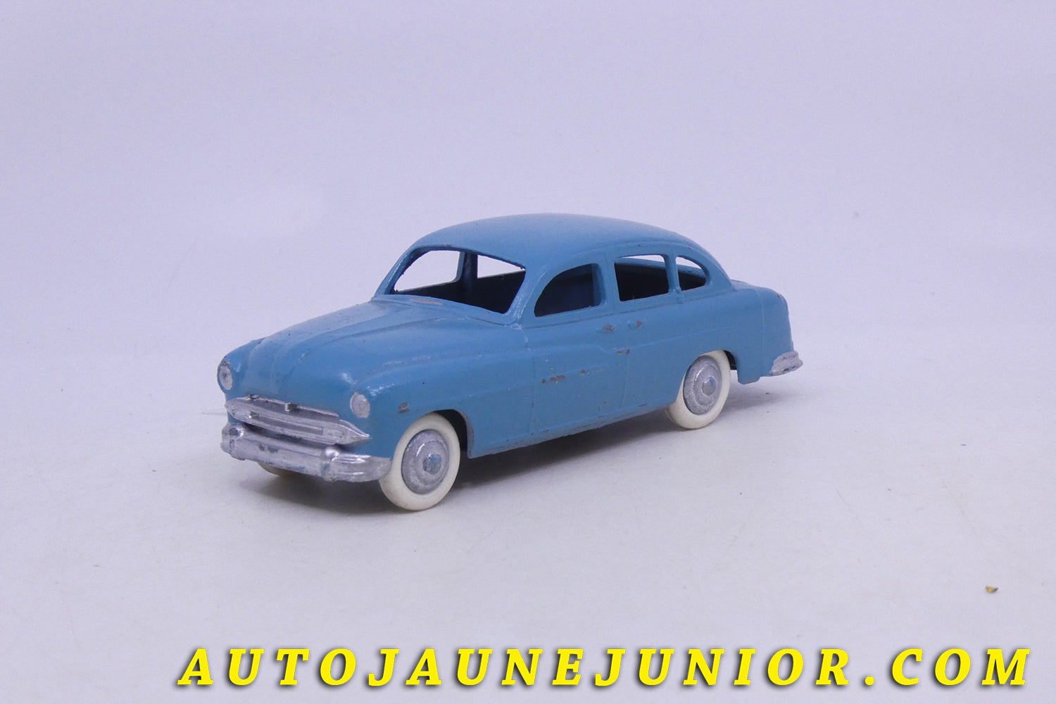 Le Dinky Toys Ford Vedette est en vente sur Auto Jaune Junior ! Découvrez nos collections de diecast Dinky-Toys, Corgi, Corgi-Toys, Solido, Norev… AutoJaune Junior ; Retrouvez AutoJauneJunior au magasin AutoJaune Paris, ouvert en 1984 par Vincent Espinasse. 