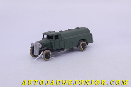 Le Dinky Toys Camion Camion Citerne Petrol Type 1 est en vente sur Auto Jaune Junior ! Découvrez nos collections de diecast Dinky-Toys, Corgi, Corgi-Toys, Solido, Norev… AutoJaune Junior ; Retrouvez AutoJauneJunior au magasin AutoJaune Paris, ouvert en 1984 par Vincent Espinasse. 