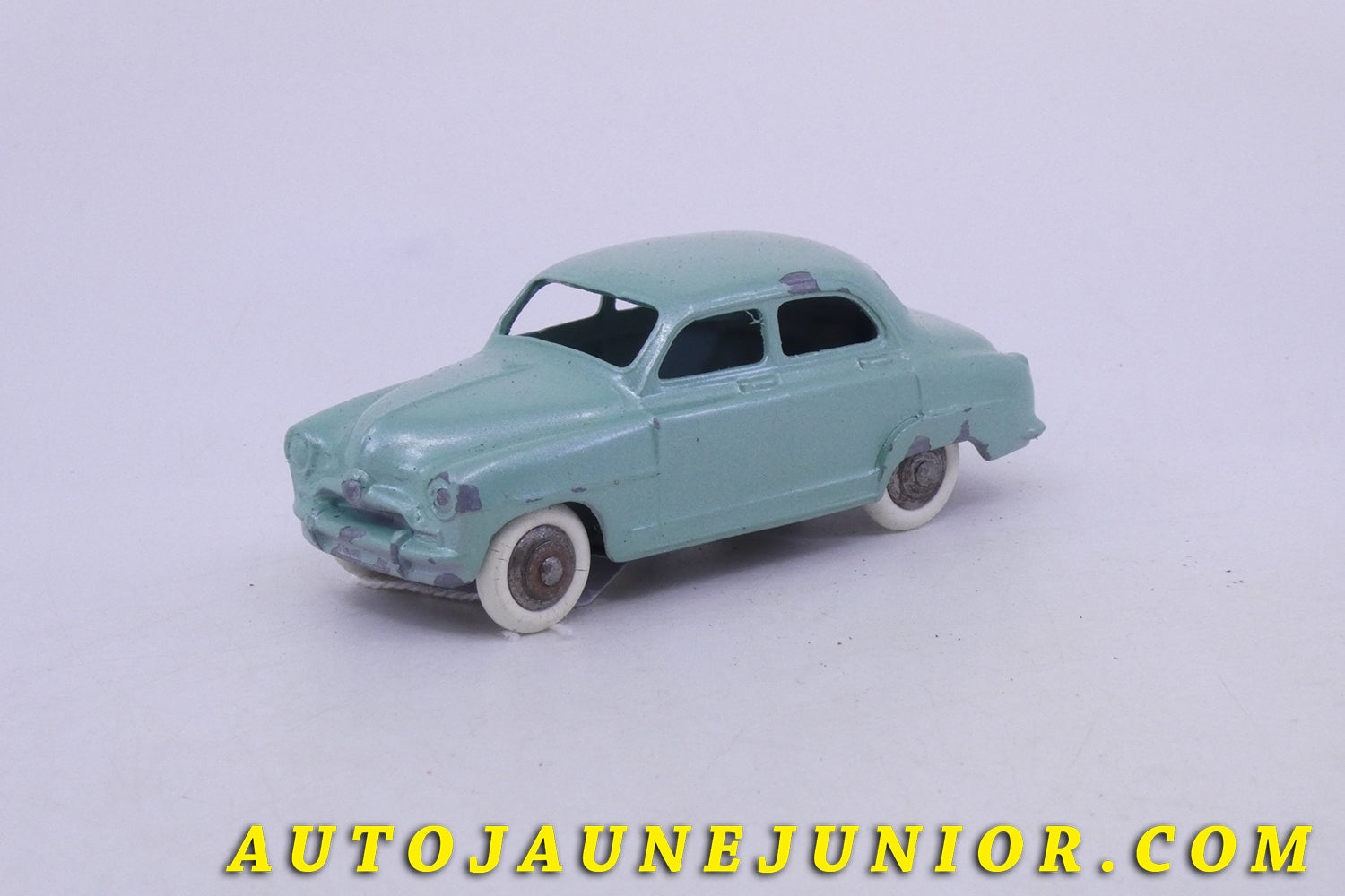 Le Dinky Toys De Soto Aronde 9 est en vente sur Auto Jaune Junior ! Découvrez nos collections de diecast Dinky-Toys, Corgi, Corgi-Toys, Solido, Norev… AutoJaune Junior ; Retrouvez AutoJauneJunior au magasin AutoJaune Paris, ouvert en 1984 par Vincent Espinasse. 