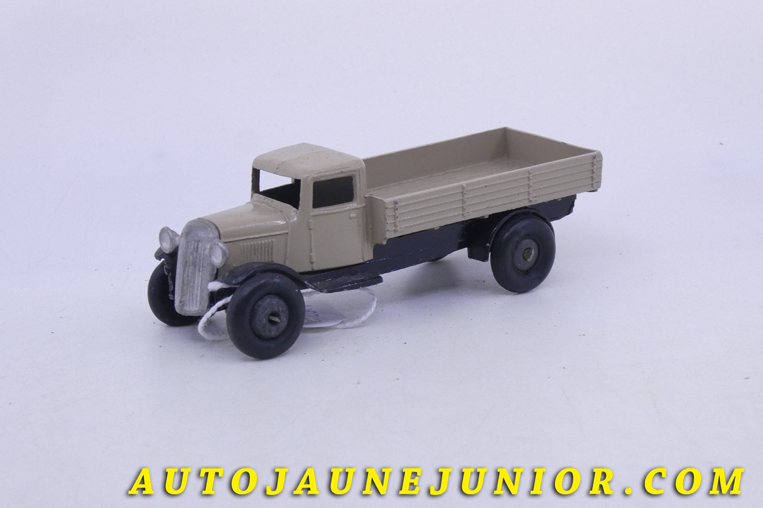 Le Dinky Toys Camion Camion Ridelles Type 1 est en vente sur Auto Jaune Junior ! Découvrez nos collections de diecast Dinky-Toys, Corgi, Corgi-Toys, Solido, Norev… AutoJaune Junior ; Retrouvez AutoJauneJunior au magasin AutoJaune Paris, ouvert en 1984 par Vincent Espinasse. 